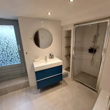 Cosy In Basement Apartment *