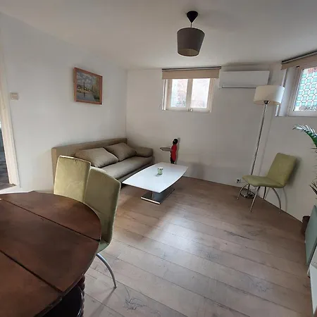 Cosy In Basement Apartment *