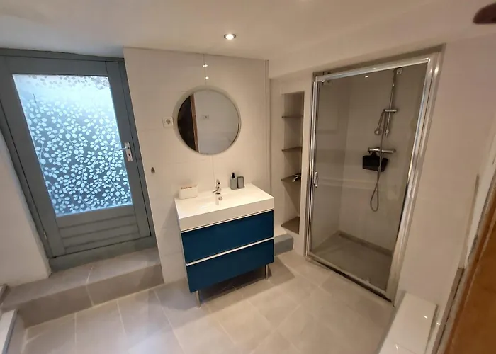 Cosy In Basement Apartment *