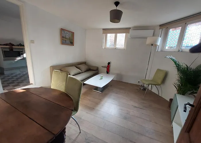 Cosy In Basement Apartment *